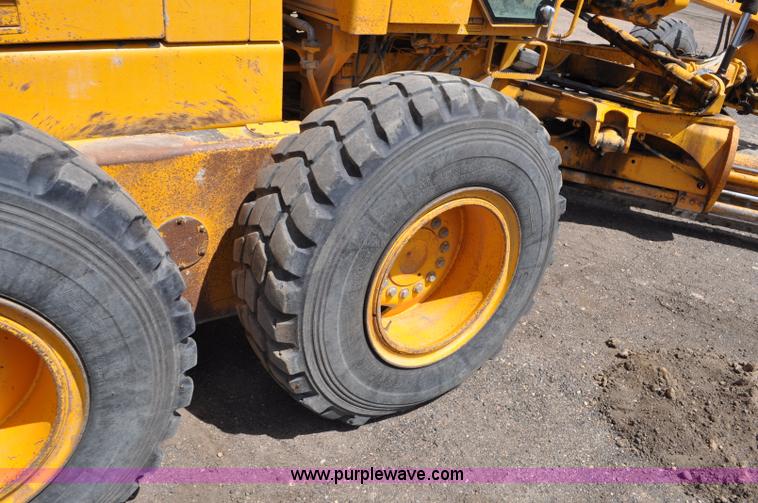 image for item G6455 1989 John Deere 772BH motor grader