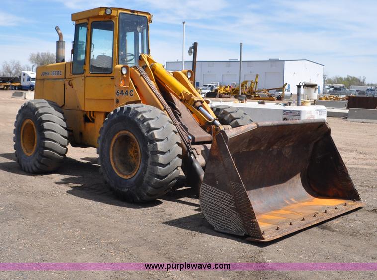 image for item G6456 1983 John Deere 644C loader