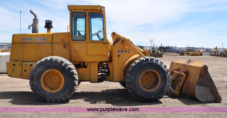 image for item G6456 1983 John Deere 644C loader