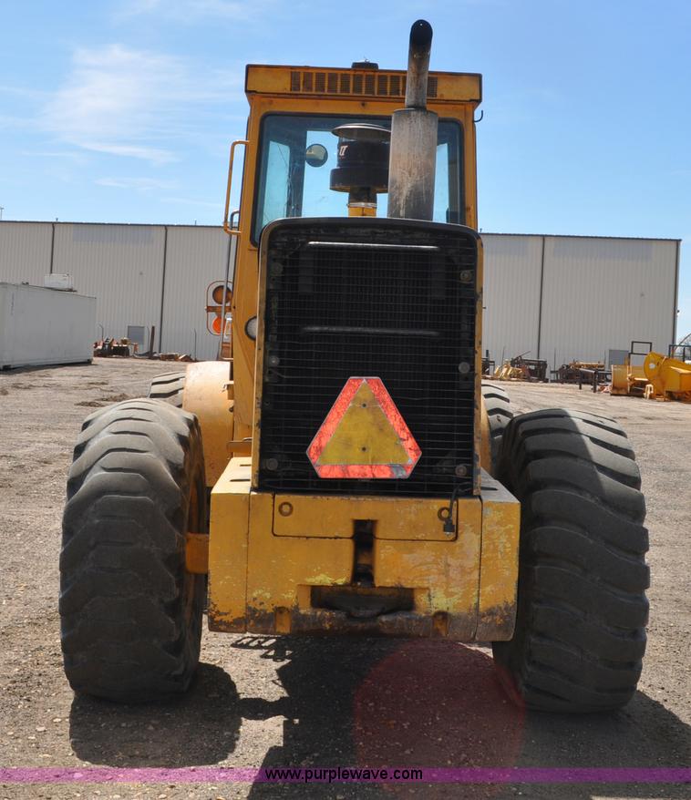 image for item G6456 1983 John Deere 644C loader