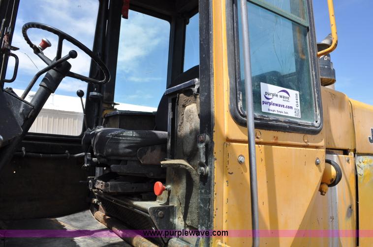 image for item G6456 1983 John Deere 644C loader