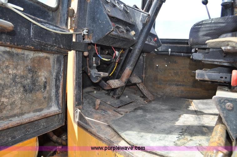 image for item G6456 1983 John Deere 644C loader