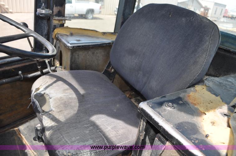 image for item G6456 1983 John Deere 644C loader