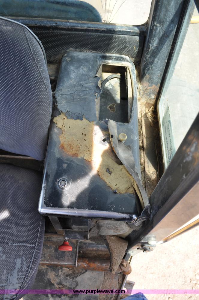 image for item G6456 1983 John Deere 644C loader