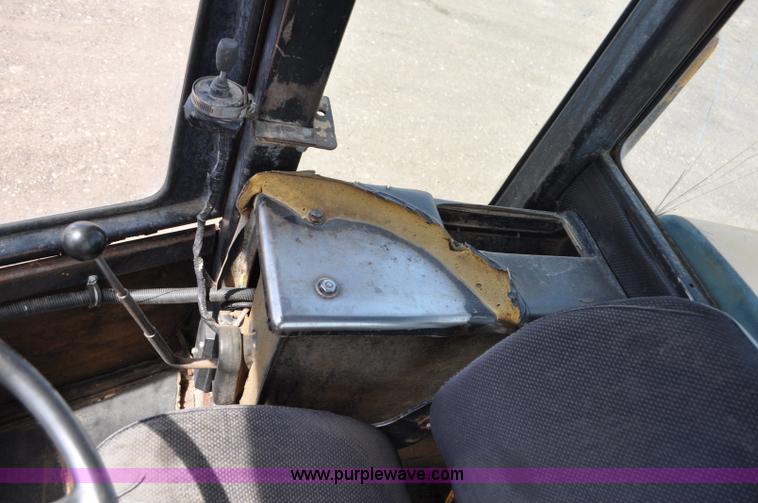 image for item G6456 1983 John Deere 644C loader