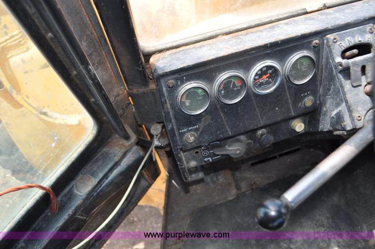 image for item G6456 1983 John Deere 644C loader