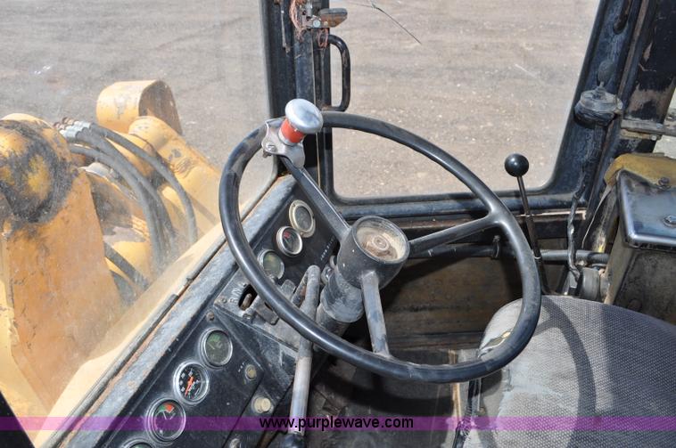 image for item G6456 1983 John Deere 644C loader