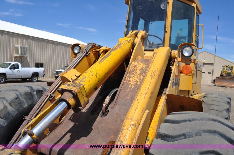 image for item G6456 1983 John Deere 644C loader
