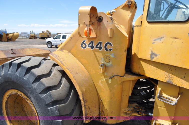 image for item G6456 1983 John Deere 644C loader
