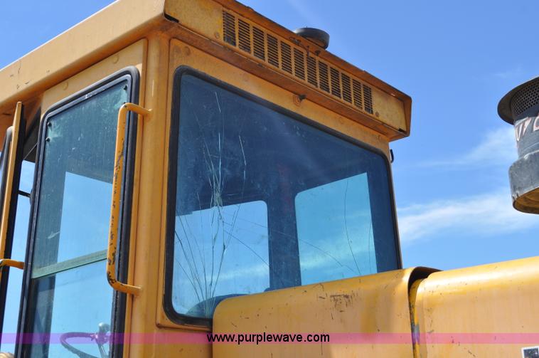 image for item G6456 1983 John Deere 644C loader