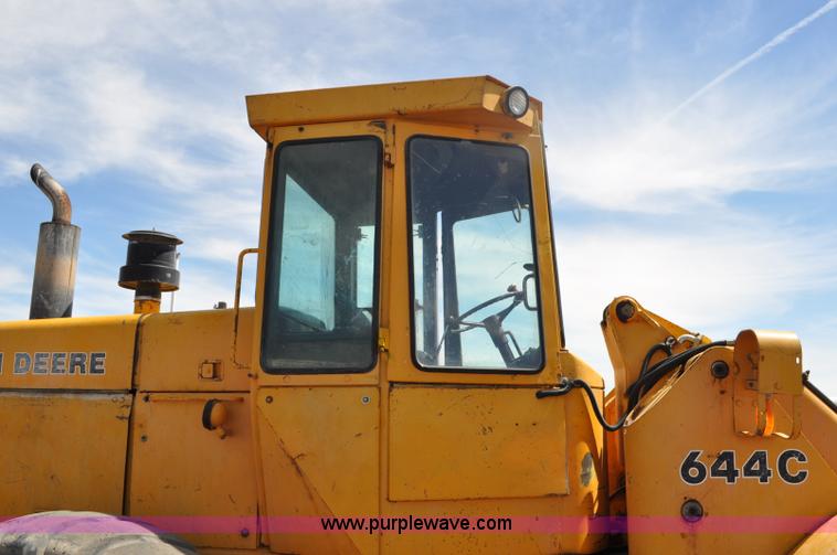 image for item G6456 1983 John Deere 644C loader