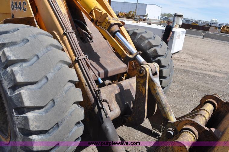 image for item G6456 1983 John Deere 644C loader