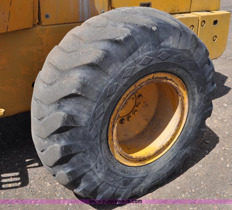 image for item G6456 1983 John Deere 644C loader