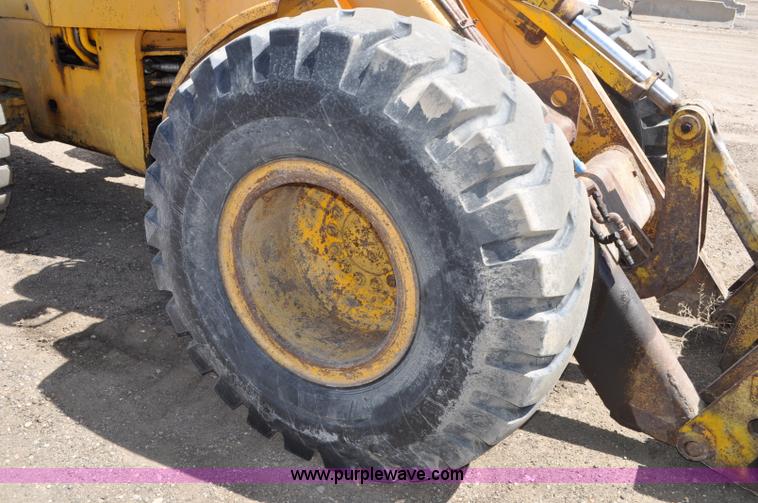 image for item G6456 1983 John Deere 644C loader