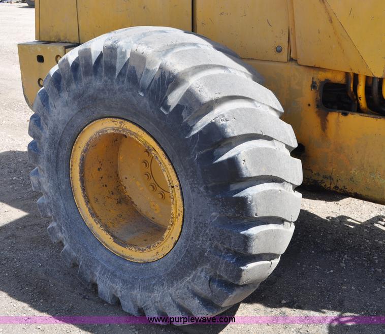 image for item G6456 1983 John Deere 644C loader