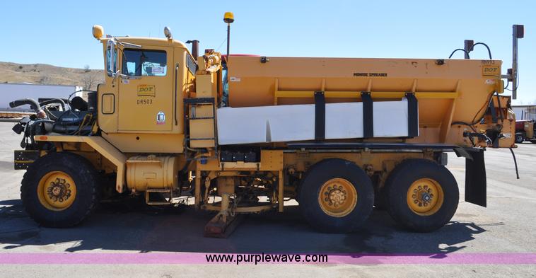 image for item G6465 1990 Oshkosh PA-2526-1 plow/spreader truck