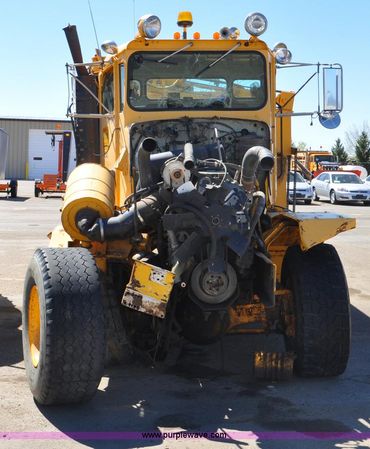image for item G6465 1990 Oshkosh PA-2526-1 plow/spreader truck