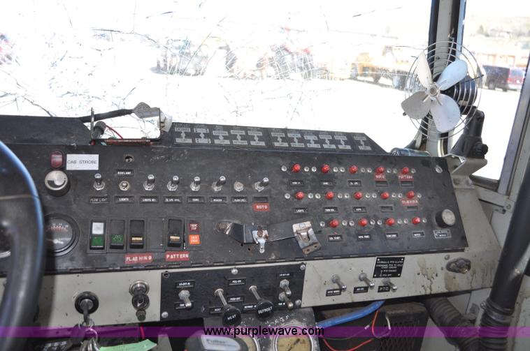 image for item G6465 1990 Oshkosh PA-2526-1 plow/spreader truck