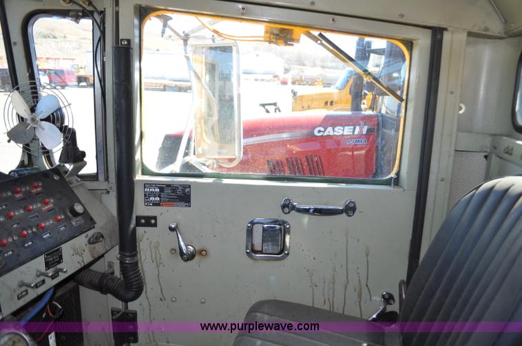 image for item G6465 1990 Oshkosh PA-2526-1 plow/spreader truck