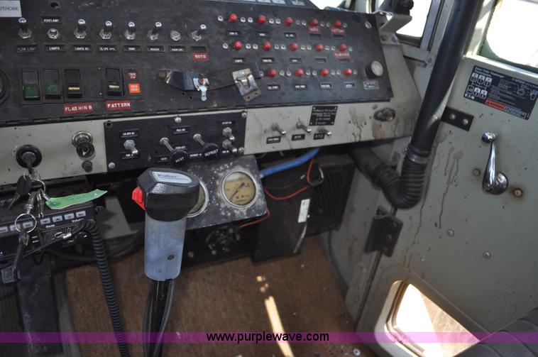 image for item G6465 1990 Oshkosh PA-2526-1 plow/spreader truck