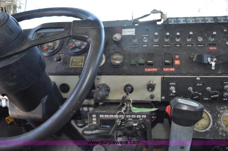 image for item G6465 1990 Oshkosh PA-2526-1 plow/spreader truck