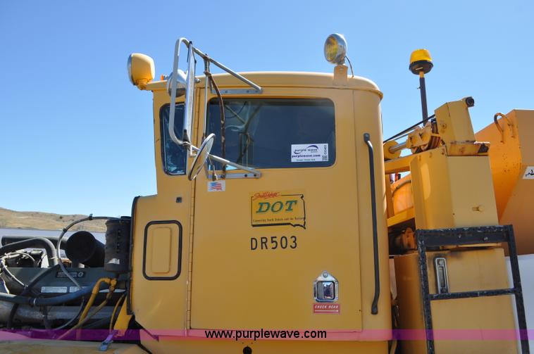 image for item G6465 1990 Oshkosh PA-2526-1 plow/spreader truck