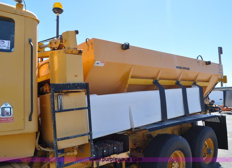 image for item G6465 1990 Oshkosh PA-2526-1 plow/spreader truck