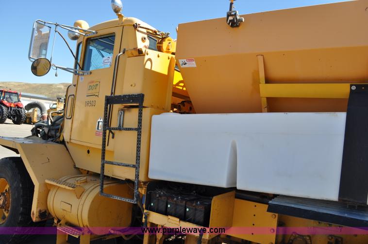 image for item G6465 1990 Oshkosh PA-2526-1 plow/spreader truck