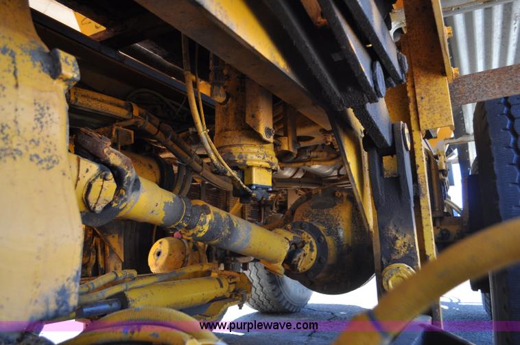 image for item G6465 1990 Oshkosh PA-2526-1 plow/spreader truck