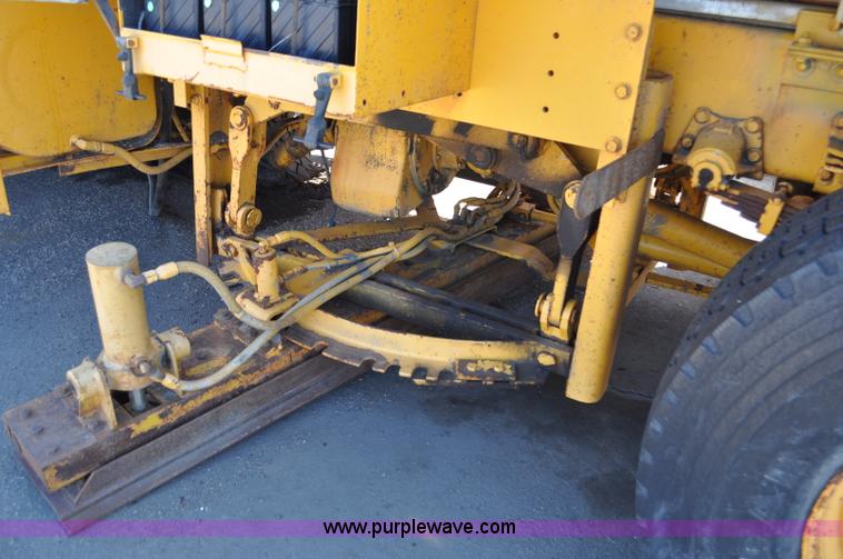 image for item G6465 1990 Oshkosh PA-2526-1 plow/spreader truck