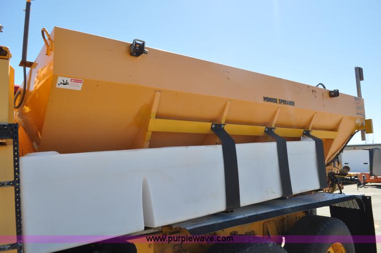 image for item G6465 1990 Oshkosh PA-2526-1 plow/spreader truck