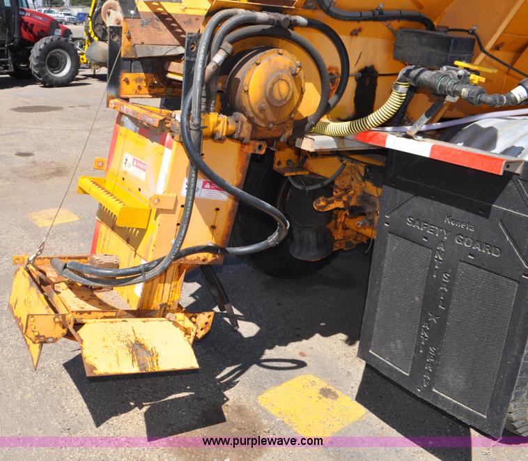 image for item G6465 1990 Oshkosh PA-2526-1 plow/spreader truck