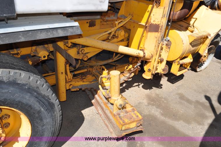 image for item G6465 1990 Oshkosh PA-2526-1 plow/spreader truck