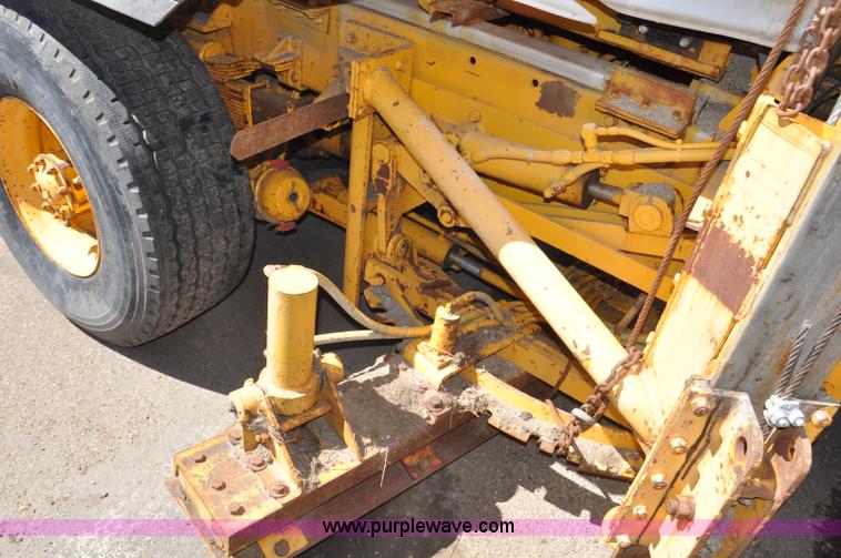 image for item G6465 1990 Oshkosh PA-2526-1 plow/spreader truck