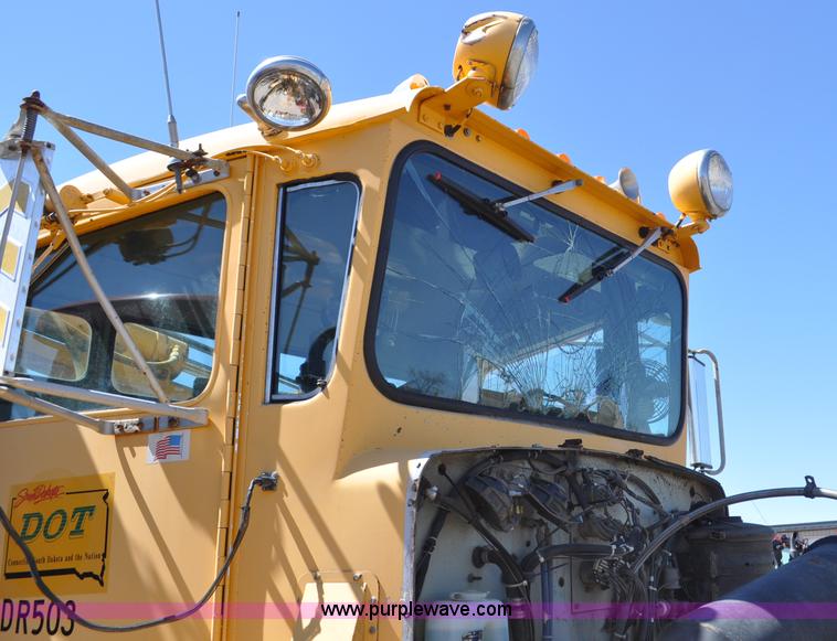 image for item G6465 1990 Oshkosh PA-2526-1 plow/spreader truck