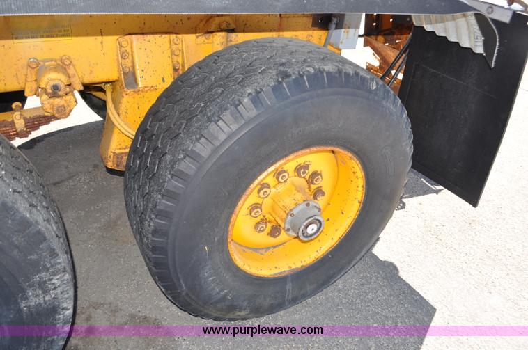 image for item G6465 1990 Oshkosh PA-2526-1 plow/spreader truck