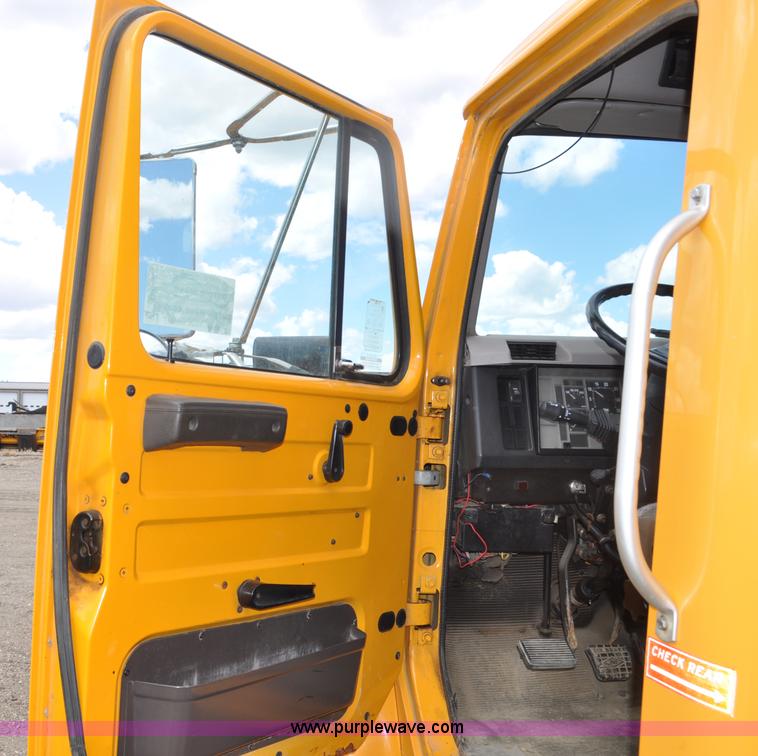 image for item G6468 1995 International 4700 dump truck