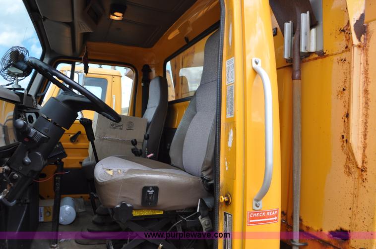 image for item G6468 1995 International 4700 dump truck