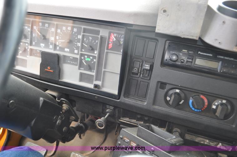 image for item G6468 1995 International 4700 dump truck