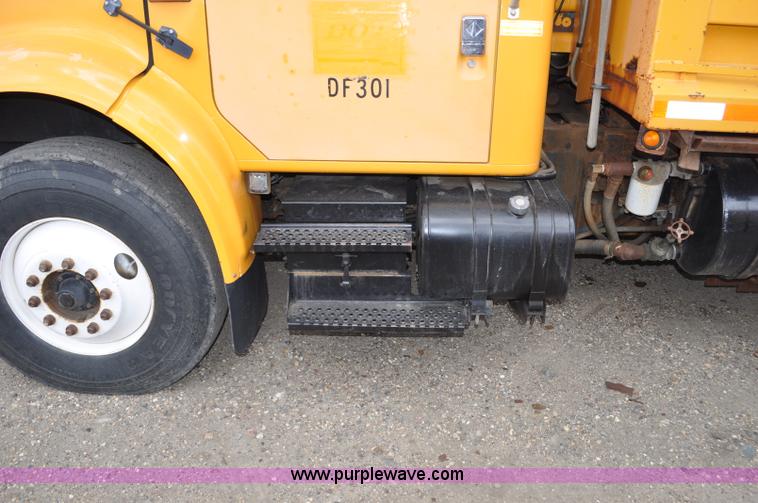 image for item G6468 1995 International 4700 dump truck
