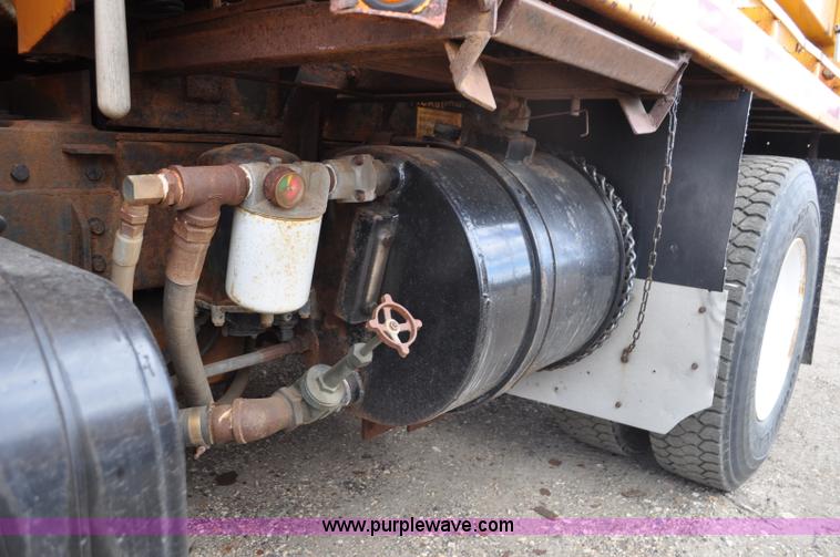image for item G6468 1995 International 4700 dump truck