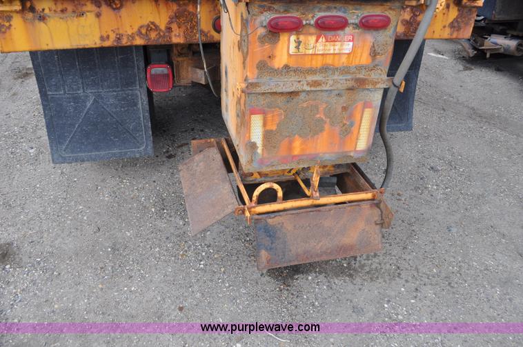 image for item G6468 1995 International 4700 dump truck