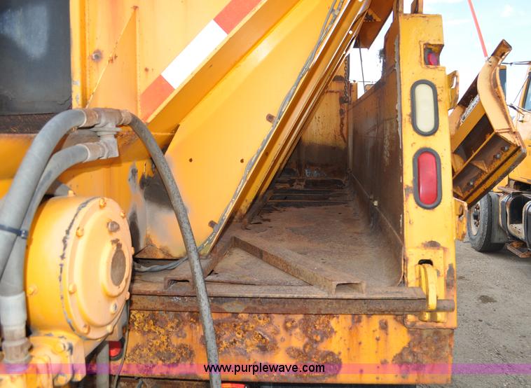 image for item G6468 1995 International 4700 dump truck