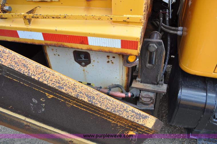 image for item G6468 1995 International 4700 dump truck