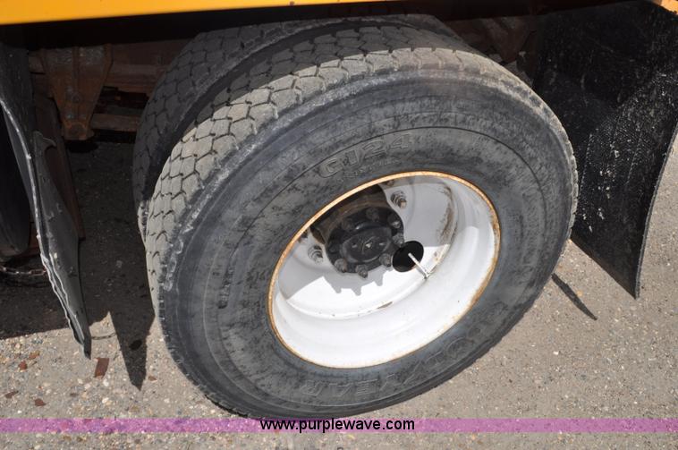 image for item G6468 1995 International 4700 dump truck
