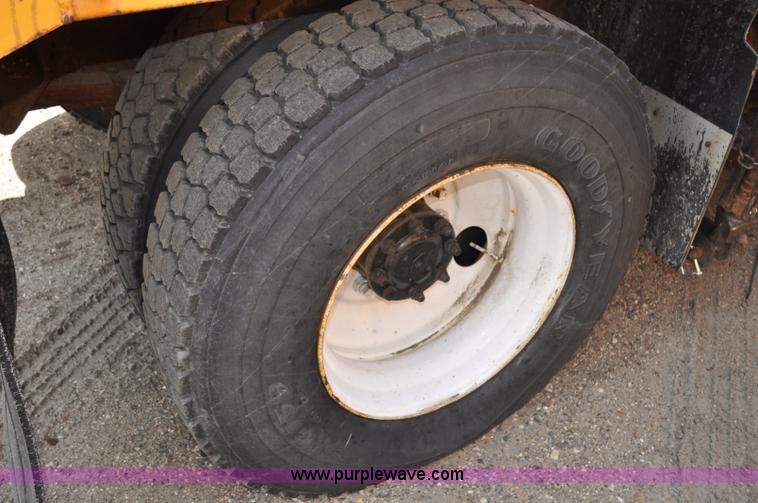 image for item G6468 1995 International 4700 dump truck