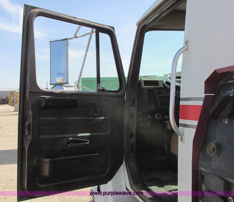 image for item G8358 1992 International 4700 service truck