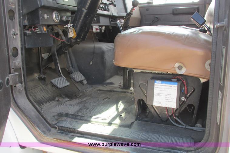 image for item G8358 1992 International 4700 service truck