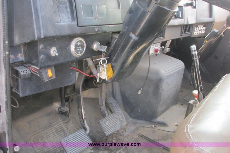 image for item G8358 1992 International 4700 service truck