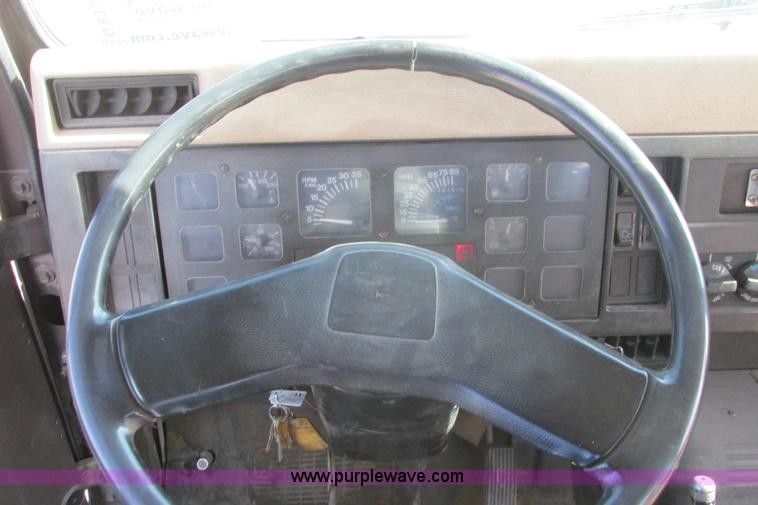 image for item G8358 1992 International 4700 service truck